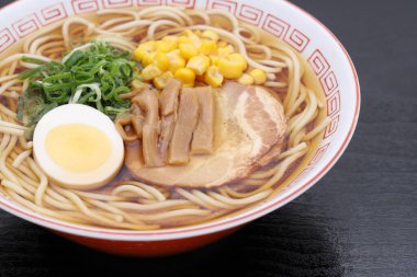 Japon soya soslu ramen eriştesi tepside.