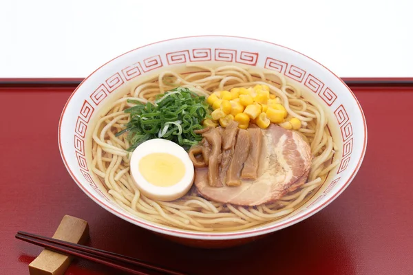 Macarrão Ramen Molho Soja Japonês Uma Tigela Com Pauzinhos Bandeja — Fotografia de Stock