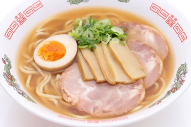 Japon Miso çorbalı ramen şehriyesini beyaz arka planda yakın plan.   