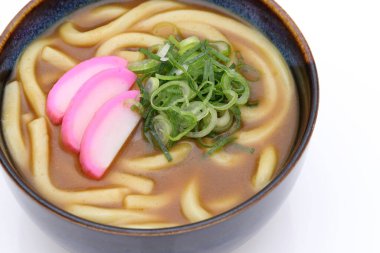 Japon körili udon şehriyelerini beyaz arka planda bir kaseye koy.