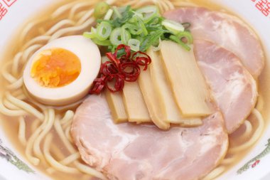 Japon Miso çorbası ramen eriştelerini kaseye koy.