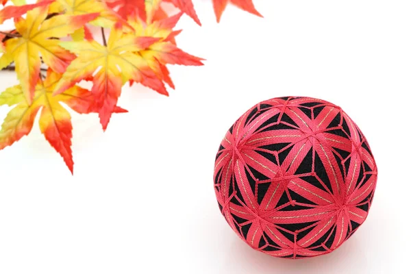 白地に楓の葉を持つ日本の伝統的な手まりボール — ストック写真