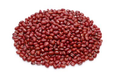 Beyaz arka planda izole edilmiş azuki kırmızı fasulye, sağlıklı yiyecek. 