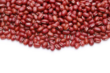 Beyaz arka planda izole edilmiş azuki kırmızı fasulye, sağlıklı yiyecek.  