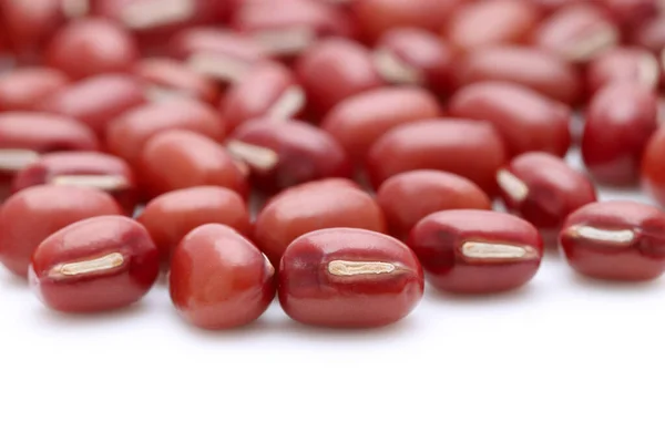 小豆のクローズアップ 健康食品 白い背景に隔離された — ストック写真