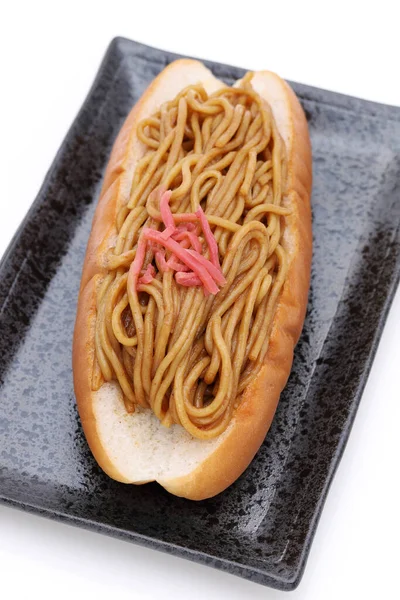 Ιαπωνικό Φαγητό Yakisoba Ψωμί Τηγάνι Στο Πιάτο Λευκό Φόντο — Φωτογραφία Αρχείου