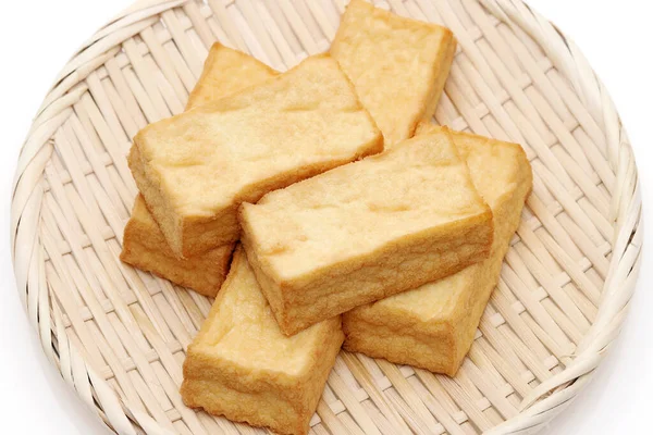 Japanisches Essen Age Tofu Küche Bambuskorb Auf Weißem Hintergrund — Stockfoto