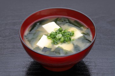 Japon yemeği, soya peyniri çorbası ve deniz yosunları masada uyanır.  