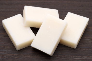 Japon kurutulmuş şekerlemeleri, Mochi tatlılar masada.