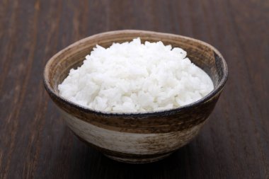 Japon bir kasede beyaz pirinç pişirdi. Japon yemeği.   