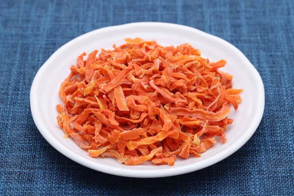 Сушеная Нарезанная Морковь Миске Столе — стоковое фото