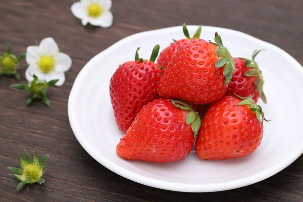 Frische Rote Erdbeere Mit Blume Auf Dem Tisch — Stockfoto