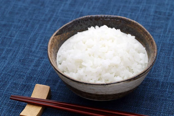 Японцы Приготовили Белый Рис Палочками Столе Японская Еда — стоковое фото
