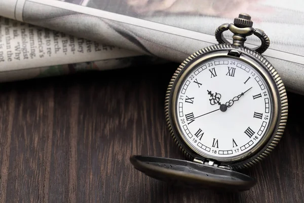 Vecchio Orologio Tasca Giornale Tavolo Legno Scuro — Foto Stock