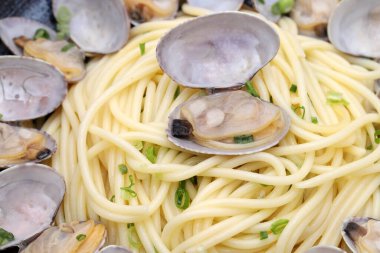 Vongole spagettisini bir tabakta yakın plan yap.