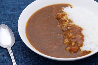 Japon körili pirincini kaşıkla kapat.  
