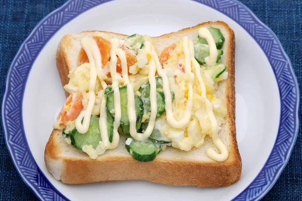 Salade Mayonnaise Aux Pommes Terre Avec Pain Grillé Dans Plat — Photo