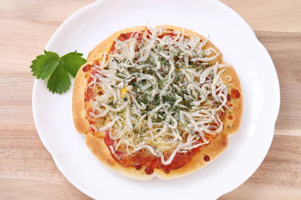 Kleine Vis Shirasu Pizza Een Bord Met Houten Tafel — Stockfoto