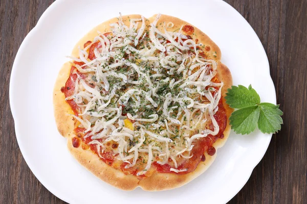 Pequena Pizza Shirasu Peixe Uma Chapa Com Mesa Madeira — Fotografia de Stock