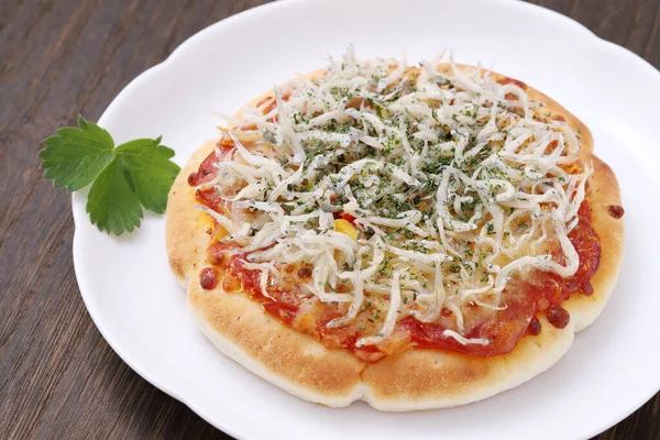 Kleine Vis Shirasu Pizza Een Bord Met Houten Tafel — Stockfoto