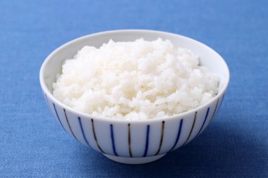 Japon bir kasede beyaz pirinç pişirdi. Japon yemeği.  