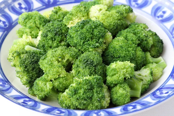 Broccoli Verdi Bolliti Con Sale Marino Piatto Vicino — Foto Stock