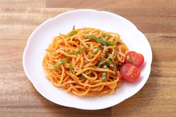 テーブルの上にトマトソースのナポリタンスパゲティ — ストック写真