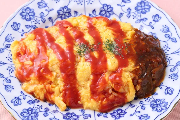 Japans Eten Omuraise Met Ketchup Een Bord Tafel Bovenaanzicht — Stockfoto
