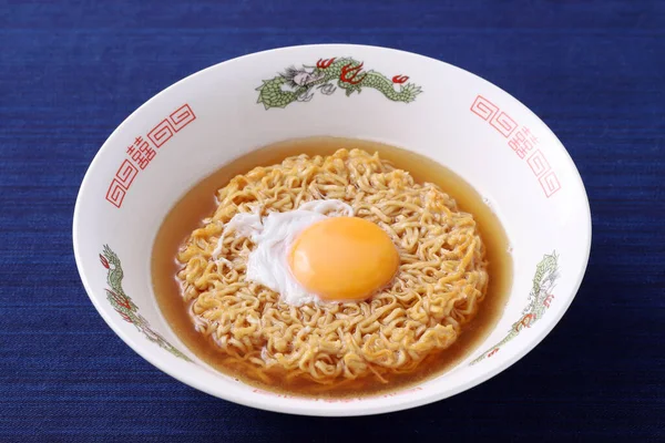 テーブルの上のボウルに日本のインスタントチキン麺 — ストック写真