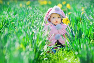 Tatlı küçük bebek kız çiçekleri arasında 