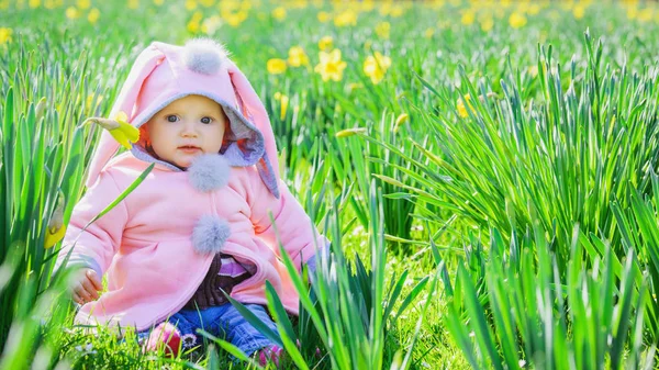 Édes kis baba lány a virágok között — Stock Fotó
