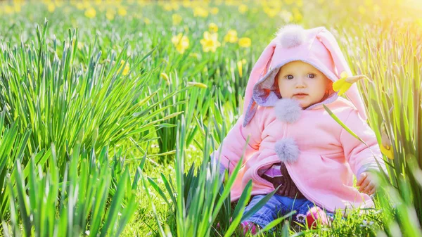 Édes kis baba lány a virágok között — Stock Fotó