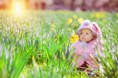 Tatlı küçük bebek kız parkta