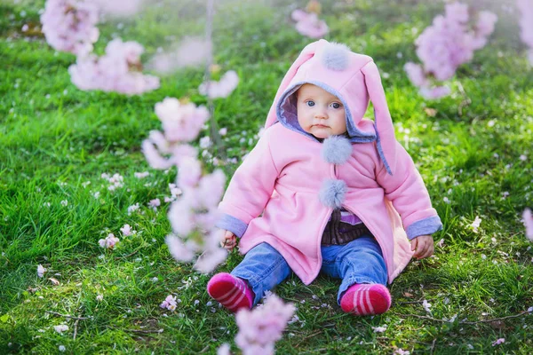 Süßes kleines Mädchen im Park — Stockfoto