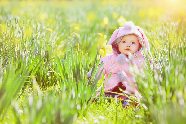 Tatlı küçük bebek kız parkta