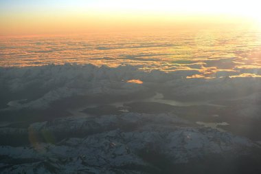 Patagonya, Şili 'de buzulların, dağların, karda ve vadinin havadan görünümü