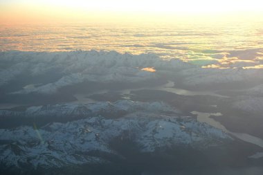 Patagonya, Şili 'de buzulların, dağların, karda ve vadinin havadan görünümü