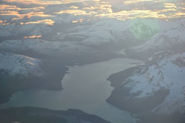 Patagonya, Şili 'de buzulların, dağların, karda ve vadinin havadan görünümü