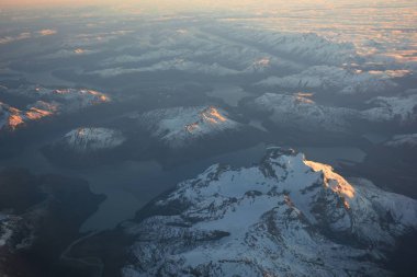 Patagonya, Şili 'de buzulların, dağların, karda ve vadinin havadan görünümü