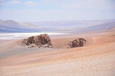 Kayalar ve dağlar Atacama Çölü, Şili'deki manzara