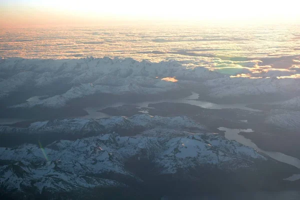 智利巴塔哥尼亚冰川、山脉、雪和山谷的鸟图 — 图库照片