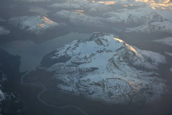 Vista aérea de glaciares, montañas, nieve y valle en Patagonia, Chile —  Fotos de Stock