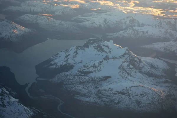 Vista aérea de glaciares, montañas, nieve y valle en Patagonia, Chile —  Fotos de Stock