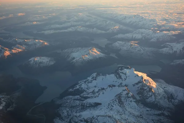 Vista aérea de glaciares, montañas, nieve y valle en Patagonia, Chile —  Fotos de Stock