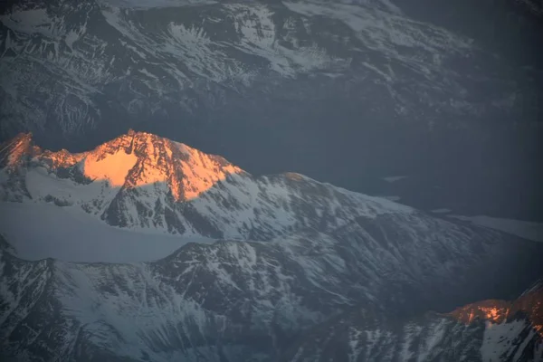 Letecký pohled na ledovce, hory, sníh a údolí v Patagonii, Chile — Stock fotografie