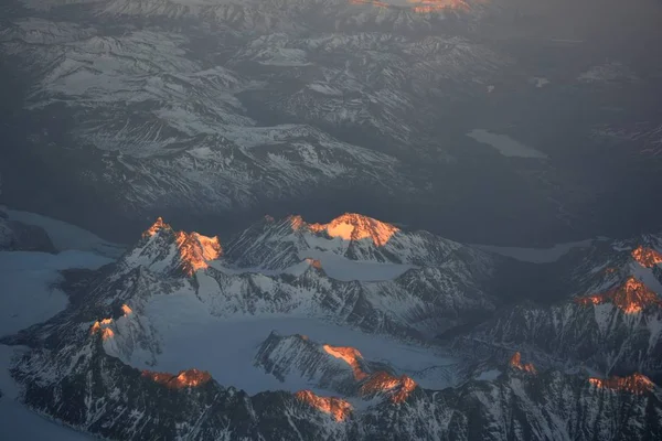 Luchtfoto van gletsjers, bergen, sneeuw en dal in Patagonië, Chili — Stockfoto