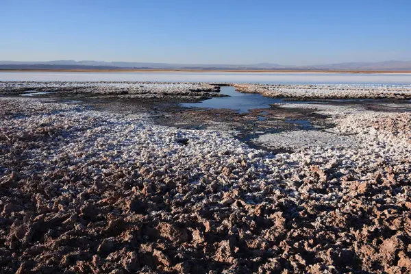 Paisagem e salinas lago no deserto de Atacama, no Chile — Fotografia de Stock