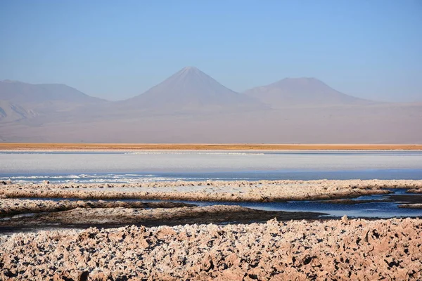 Landschaft und Salzebene See in der Atacama-Wüste in Chile — Stockfoto