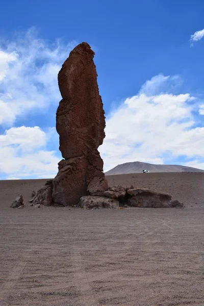 岩石与山在智利阿塔卡马沙漠的景观 — 图库照片