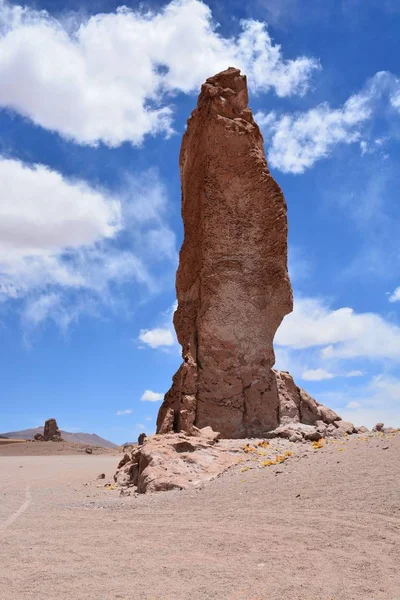 岩石与山在智利阿塔卡马沙漠的景观 — 图库照片